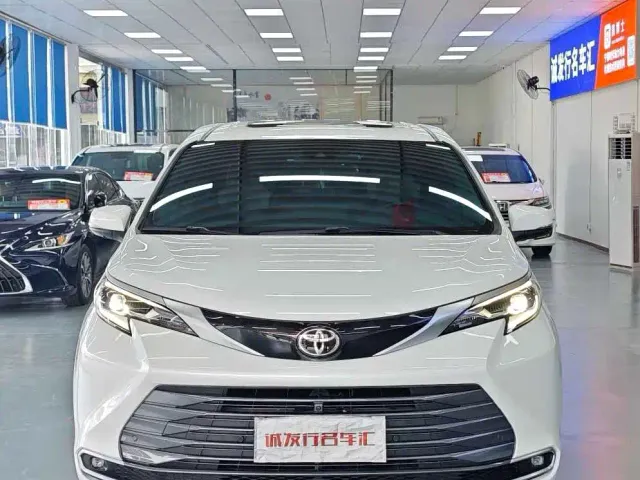 Toyota Sienna — Фото автомобиля 2