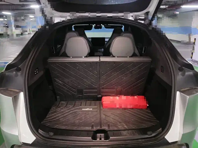 Tesla Model Y L — Фото автомобиля 13