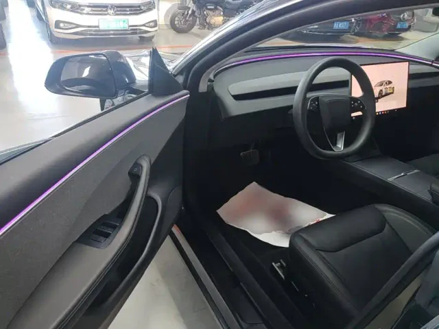 Tesla Model 3 — Фото автомобиля 15