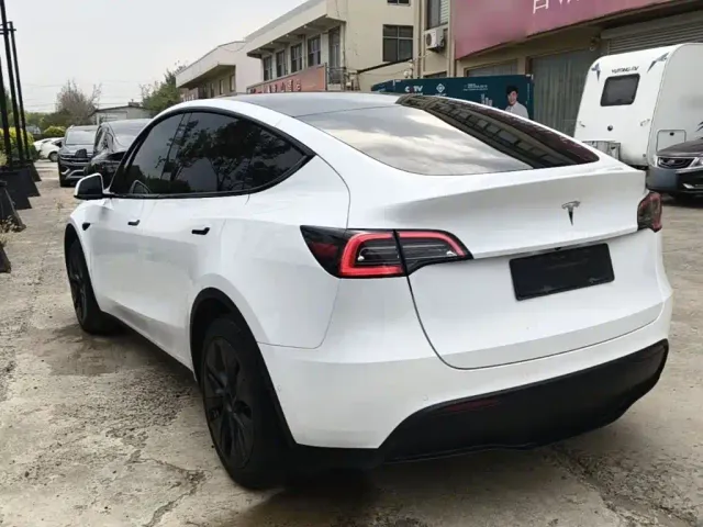 Tesla Model Y — Фото автомобиля 4
