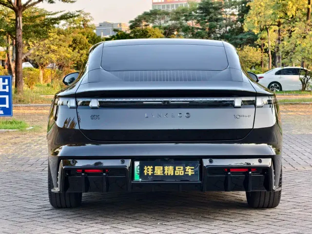 Lynk & Co 10 EM-P — Фото автомобиля 13