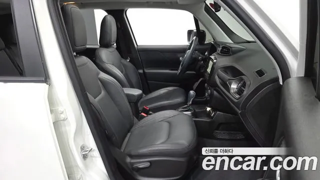 Jeep Renegade — Фото автомобиля 11