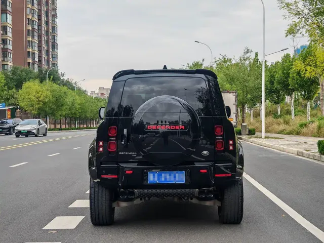 Land Rover Defender — Фото автомобиля 23