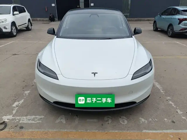 Tesla Model 3 — Фото автомобиля 2