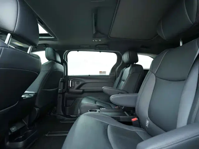 Toyota Sienna — Фото автомобиля 20