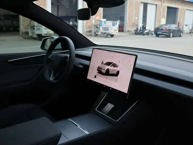 Tesla Model Y — Фото автомобиля 6