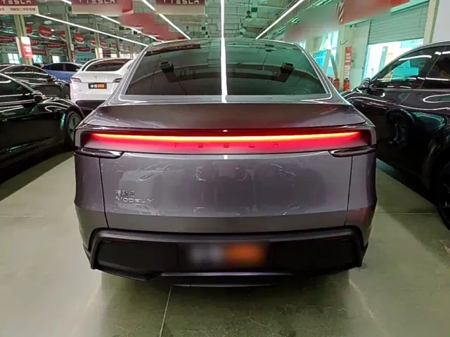Tesla Model Y — Фото автомобиля 5