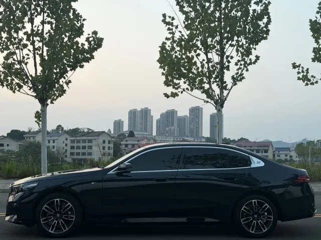 BMW BMW 5 Series 2024 525Li M Sport Package — Фото автомобиля 4
