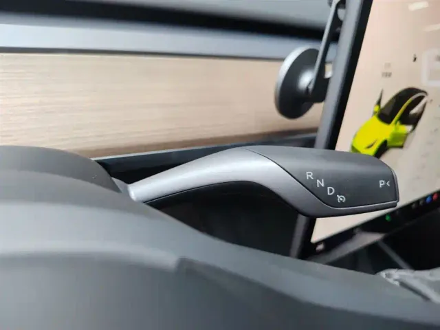 Tesla Model Y — Фото автомобиля 11