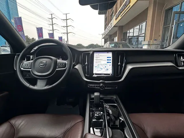 Volvo XC60 — Фото автомобиля 14