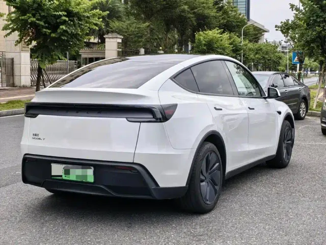 Tesla Model Y — Фото автомобиля 6