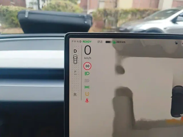 Tesla Model 3 — Фото автомобиля 7