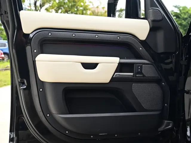 Land Rover Defender — Фото автомобиля 16