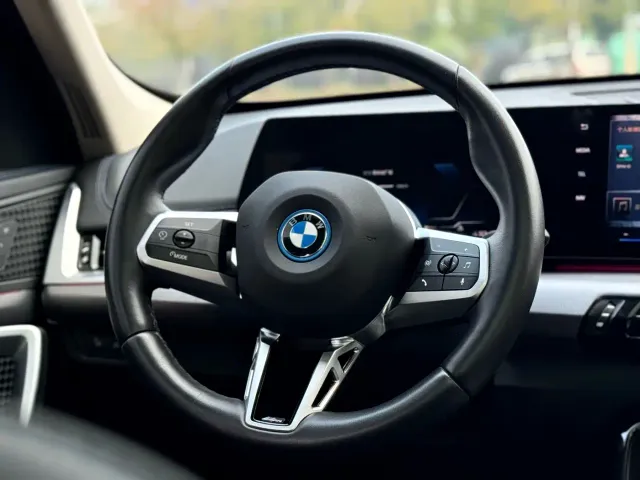 BMW iX1 — Фото автомобиля 10