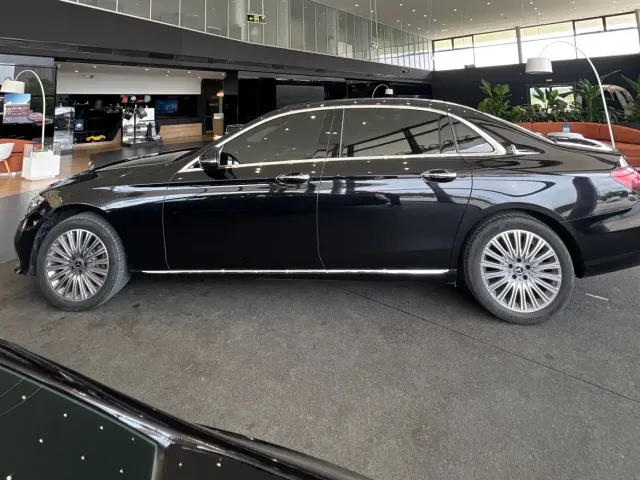 Mercedes-Benz E-Class — Фото автомобиля 3