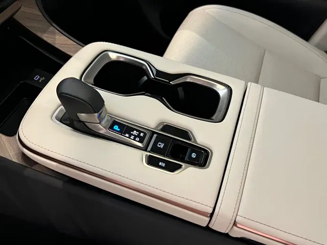Lexus LM — Фото автомобиля 10