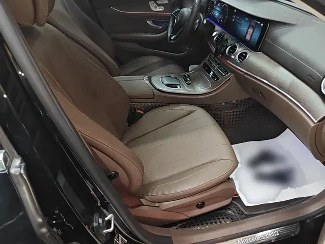 Mercedes-Benz E-Class — Фото автомобиля 24
