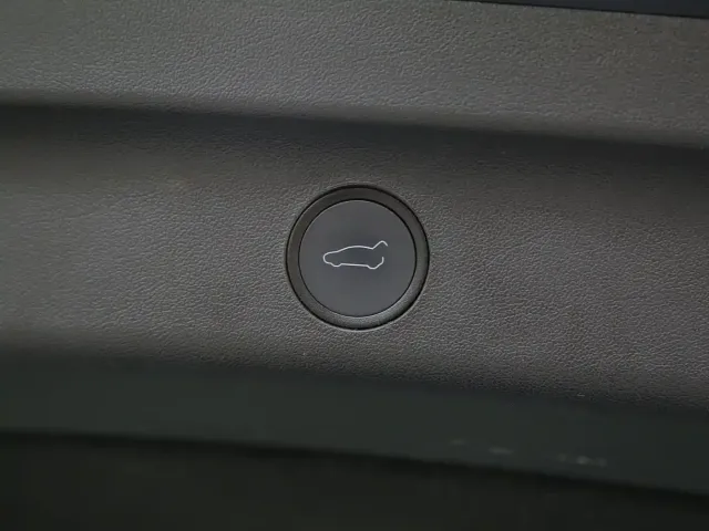 Tesla Model Y — Фото автомобиля 13