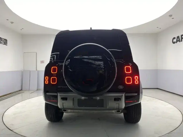 Land Rover Defender — Фото автомобиля 6