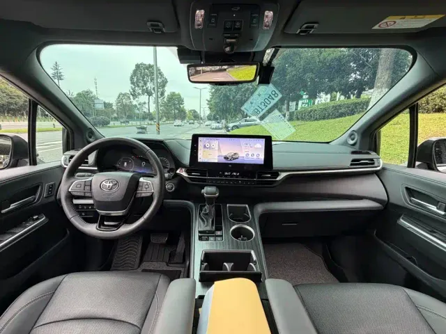 Toyota Sienna — Фото автомобиля 13