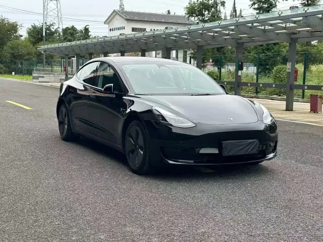 Tesla Model 3 — Фото автомобиля 2