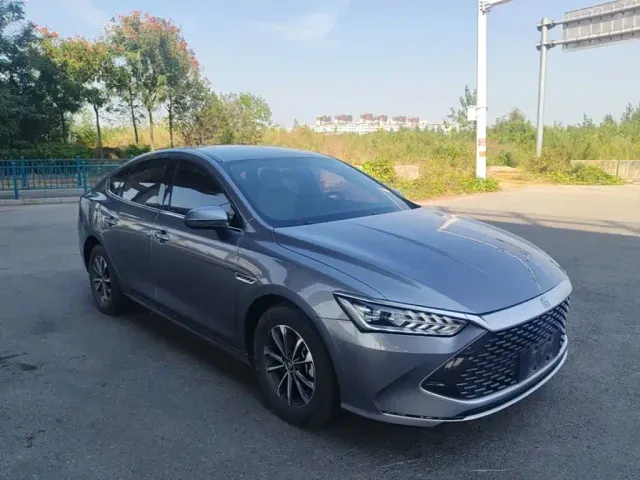 BYD Qin PLUS 2023 Champion Edition DM-i 55KM Leading — Фото автомобиля 3