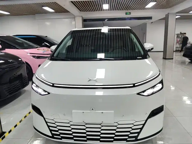 Xpeng X9 — Фото автомобиля 2