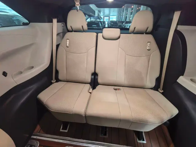 Toyota Sienna — Фото автомобиля 13