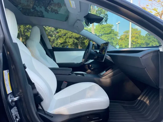 Tesla Model 3 — Фото автомобиля 14