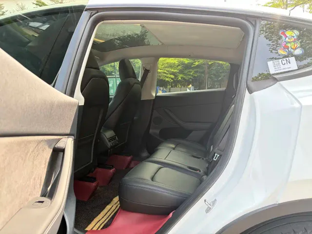 Tesla Model Y — Фото автомобиля 16