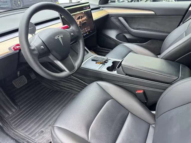 Tesla Model 3 — Фото автомобиля 4