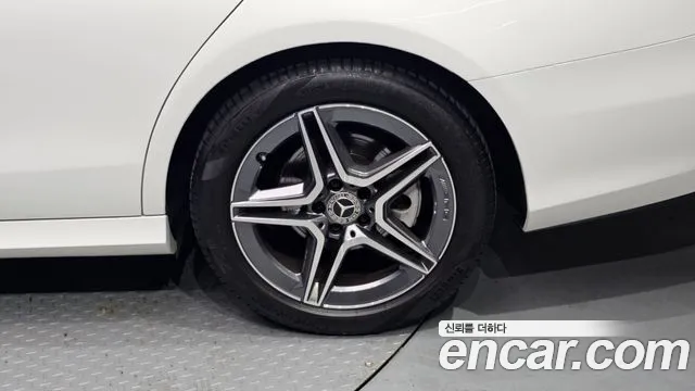 Mercedes-Benz E-Class — Фото автомобиля 17