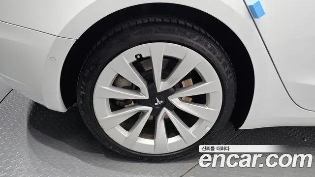Tesla Model 3 — Фото автомобиля 4