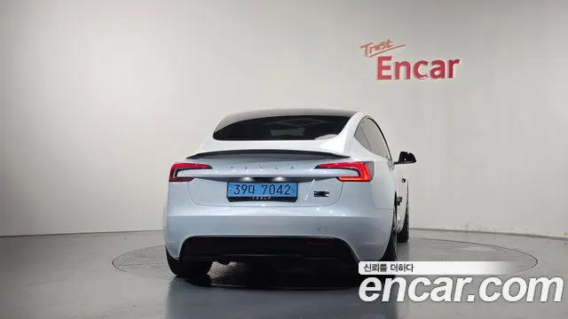Tesla Model 3 — Фото автомобиля 3
