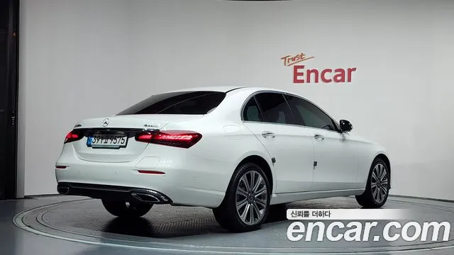 Mercedes-Benz E-Class — Фото автомобиля 2