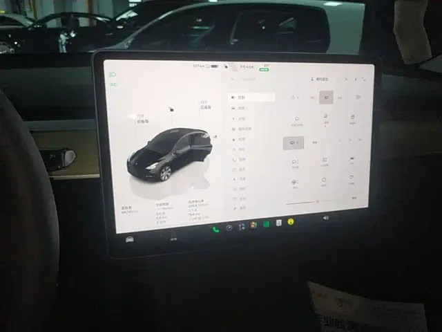 Tesla Model Y — Фото автомобиля 12