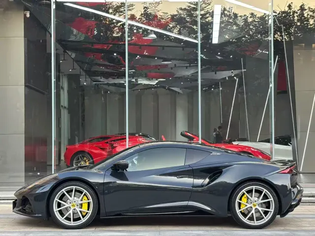 Lotus Emira — Фото автомобиля 3