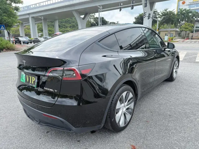 Tesla Model Y — Фото автомобиля 5
