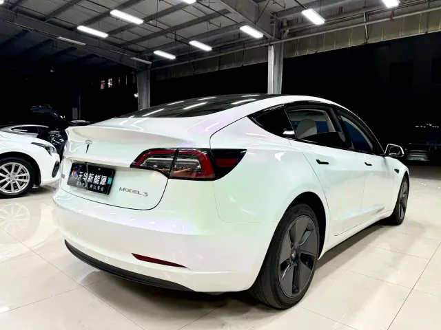 Tesla Model 3 — Фото автомобиля 4