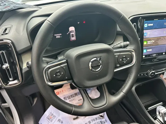 Volvo XC40 — Фото автомобиля 6
