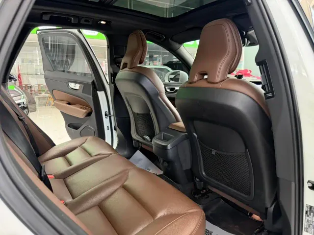 Volvo XC60 — Фото автомобиля 15