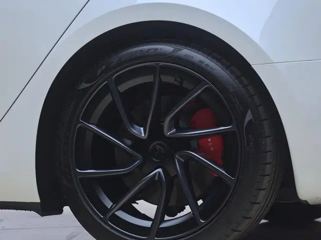 Tesla Model 3 — Фото автомобиля 12