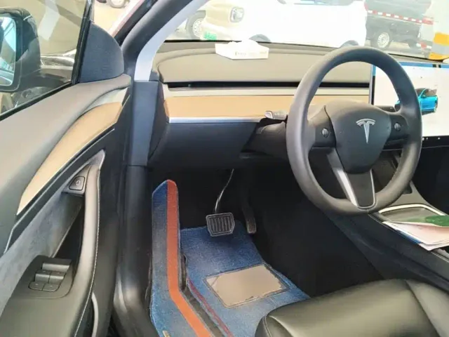 Tesla Model Y — Фото автомобиля 15