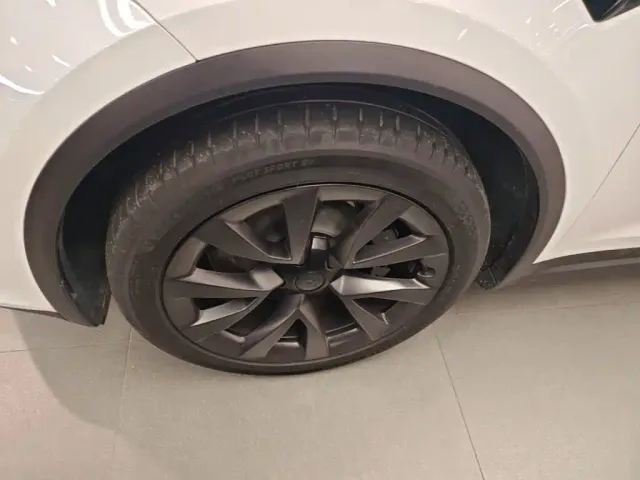 Tesla Model X — Фото автомобиля 22