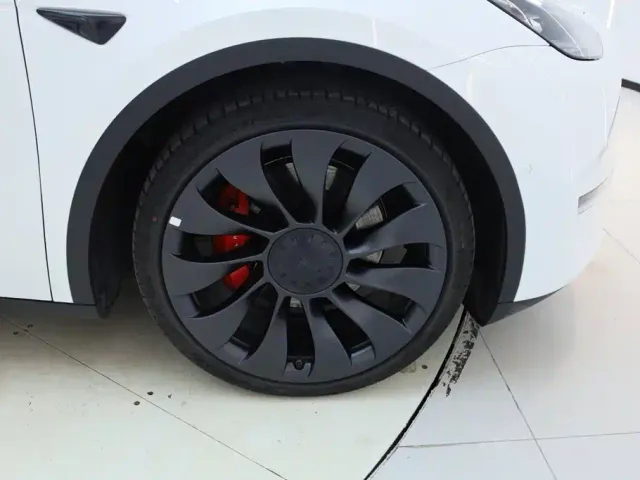 Tesla Model Y — Фото автомобиля 13