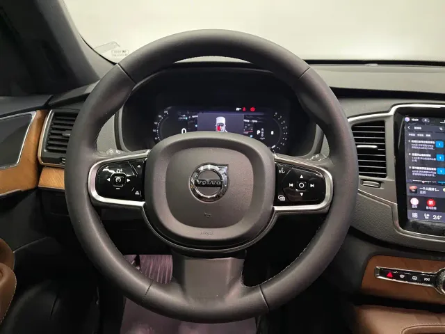 Volvo XC90 — Фото автомобиля 30