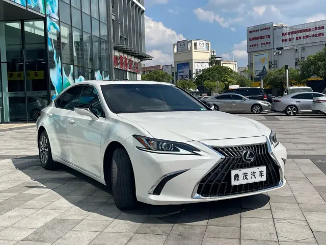 Lexus ES — Фото автомобиля 8