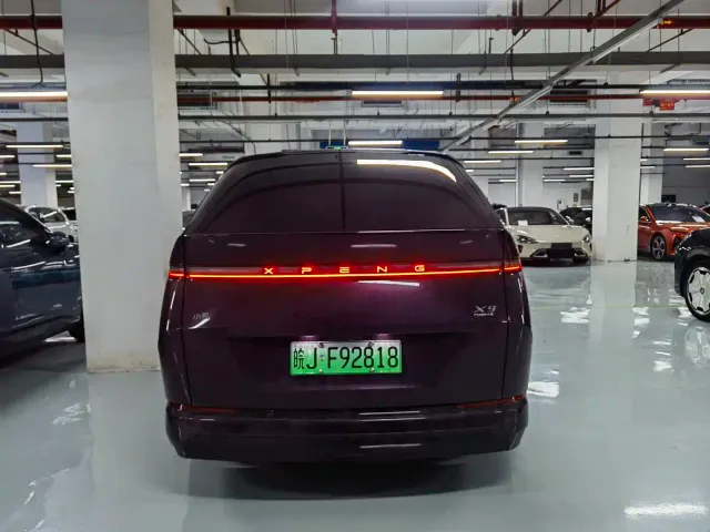 Xpeng X9 — Фото автомобиля 8