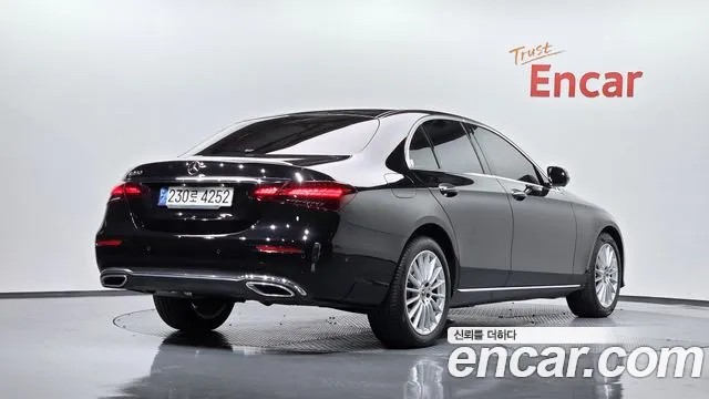 Mercedes-Benz E-Class — Фото автомобиля 2