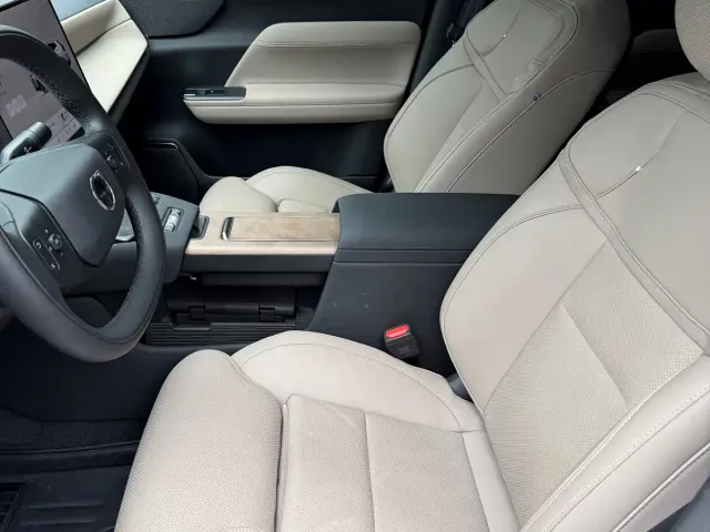 Volvo XC70 Plug-in Hybrid — Фото автомобиля 11
